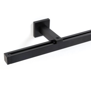 Schwarze Deco-Raum 1-Lauf Gardinenschiene Cube an weißer Wand. Moderne, eckige Vorhangschiene mit Innenlauf.