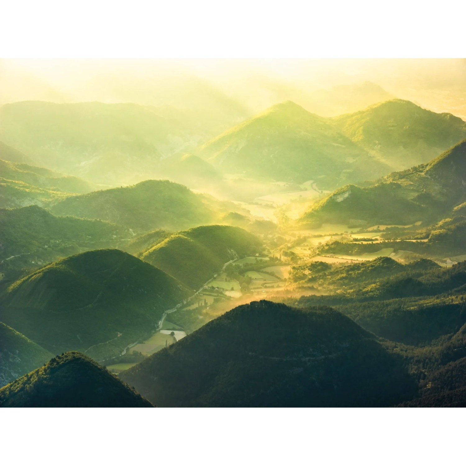 Komar Fototapete Vlies The Shire: Hügelige Landschaft im Morgenlicht, ideal für Kinderzimmer.