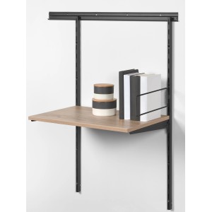 Regal mit schwarzer Metall-Trennschiene (2er-Set) als Buchstütze.