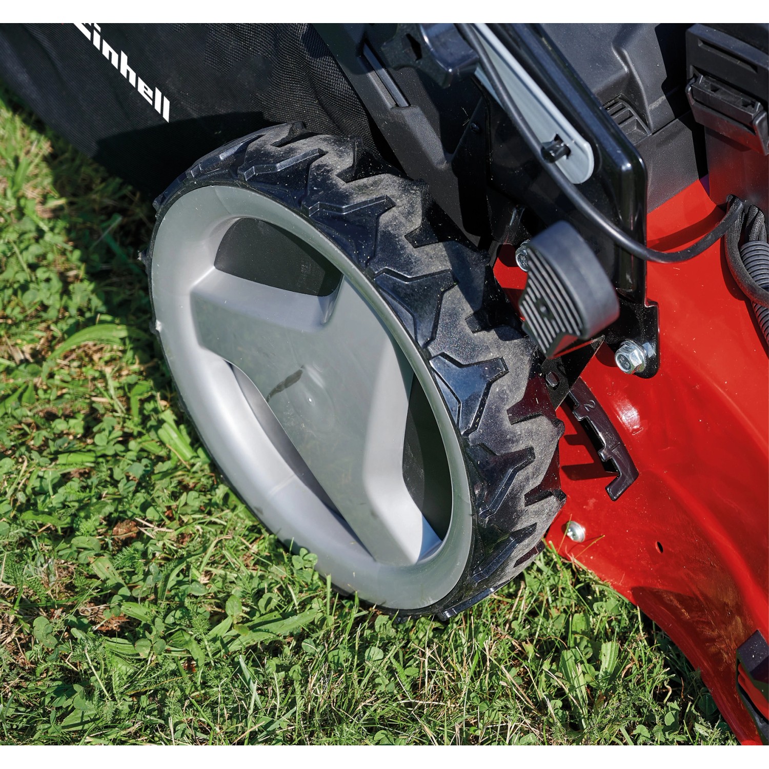 Detailaufnahme Rad und Gehäuse vom Einhell Benzin-Rasenmäher GC-PM 51/3 S HW-E.