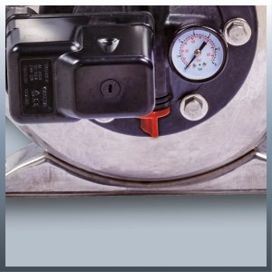 Detailaufnahme: Einhell GC-WW 1250 NN Hauswasserwerk mit Manometer und Schalter.
