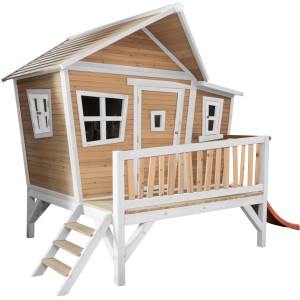 Axi Emma Spielhaus mit Rutsche: Braun-weißes Holzhaus im Crooked Design mit Veranda und roter Rutsche.