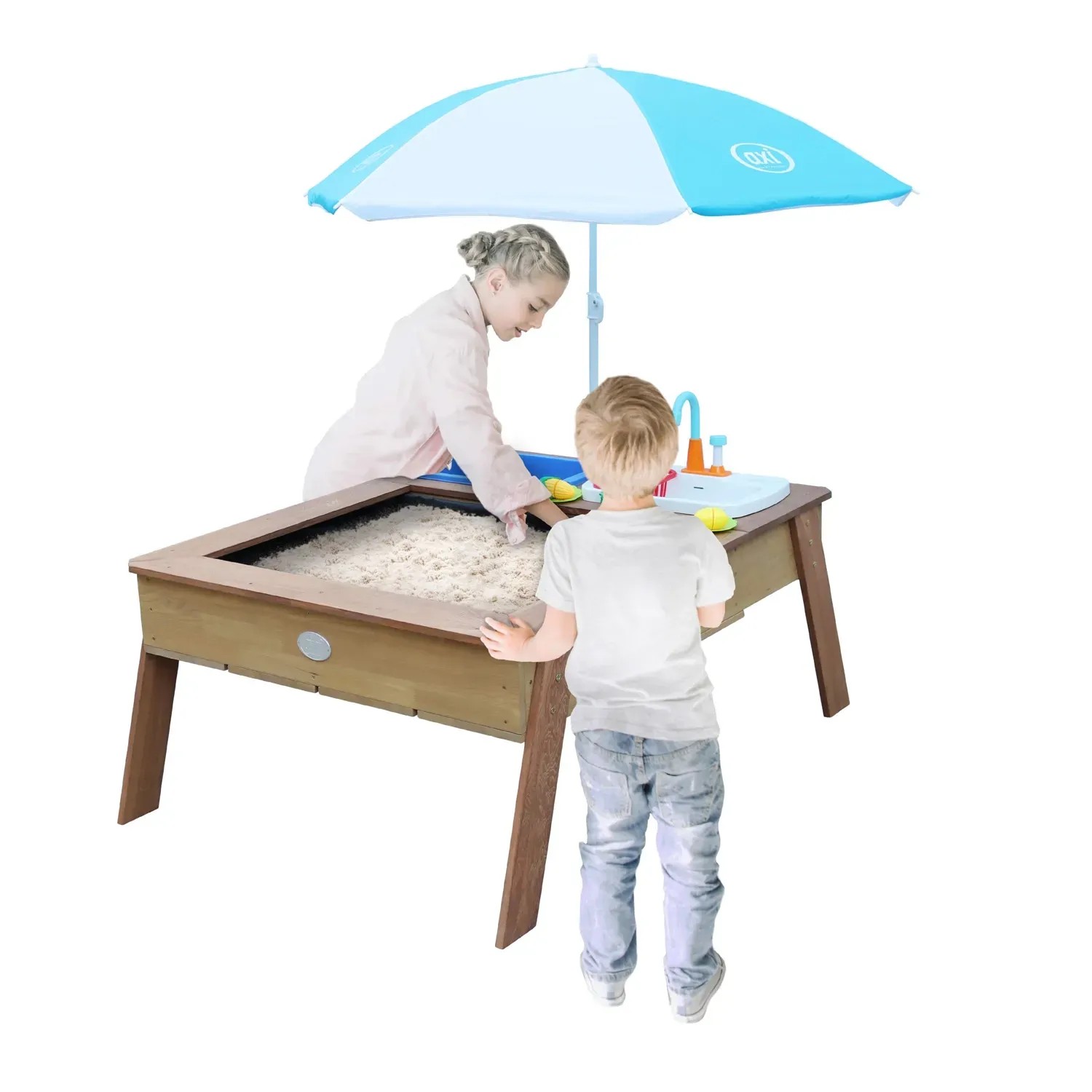 Axi Sand- und Wassertisch Linda mit Sonnenschirm, Kinder spielen im Sandkasten mit Spielküche.