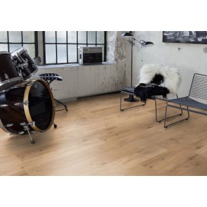 Kaindl Laminat Eiche Ferrara Beachlin, 8mm stark, verlegt in modernem Wohnraum mit Schlagzeug.