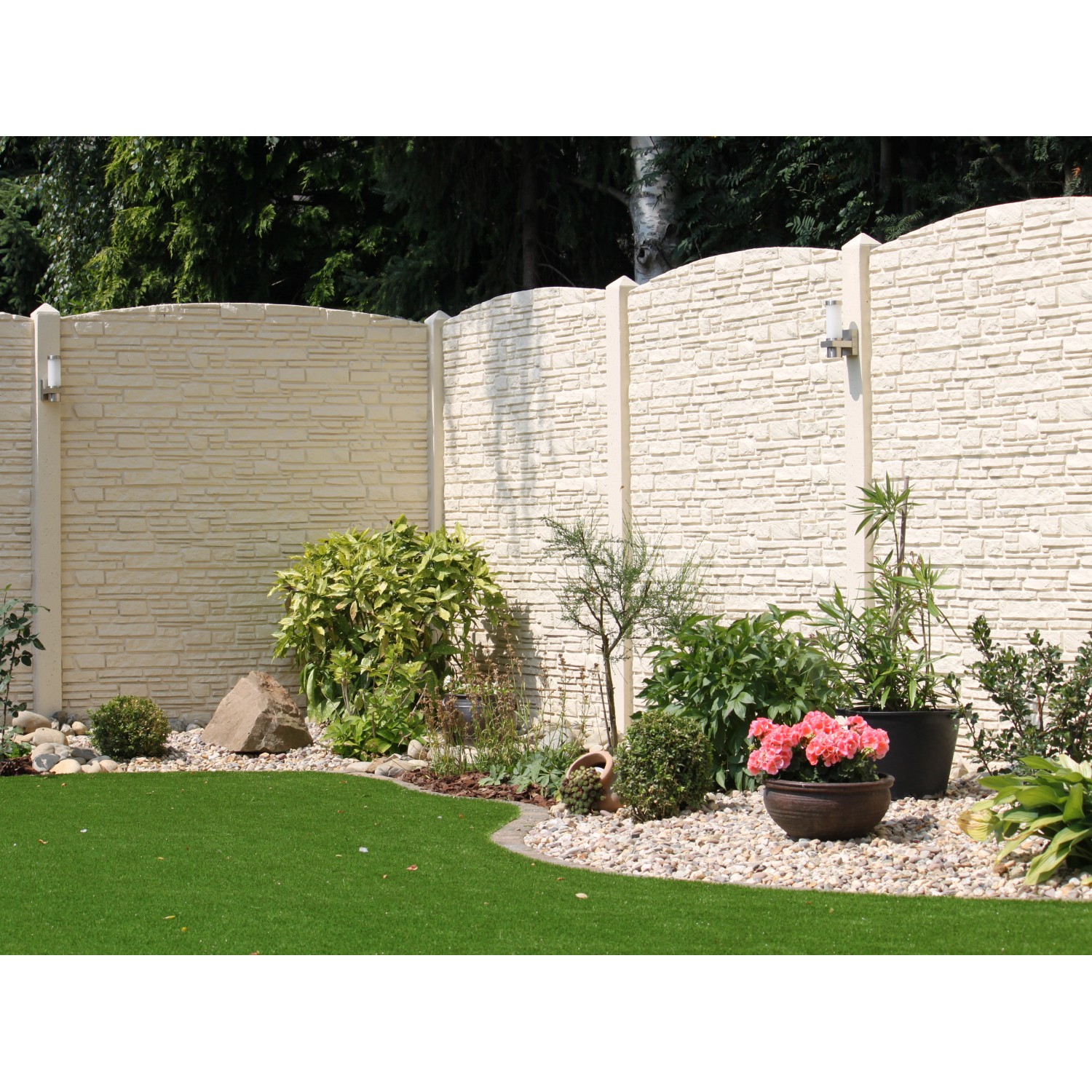 Betonzaun Montana, 200x38,5x3 cm, als Sicht- und Windschutz im Garten.