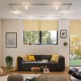 Modernes Wohnzimmer mit Paulmann LED-URail Schienensystem und Topa Dot Spots für warmes Licht.