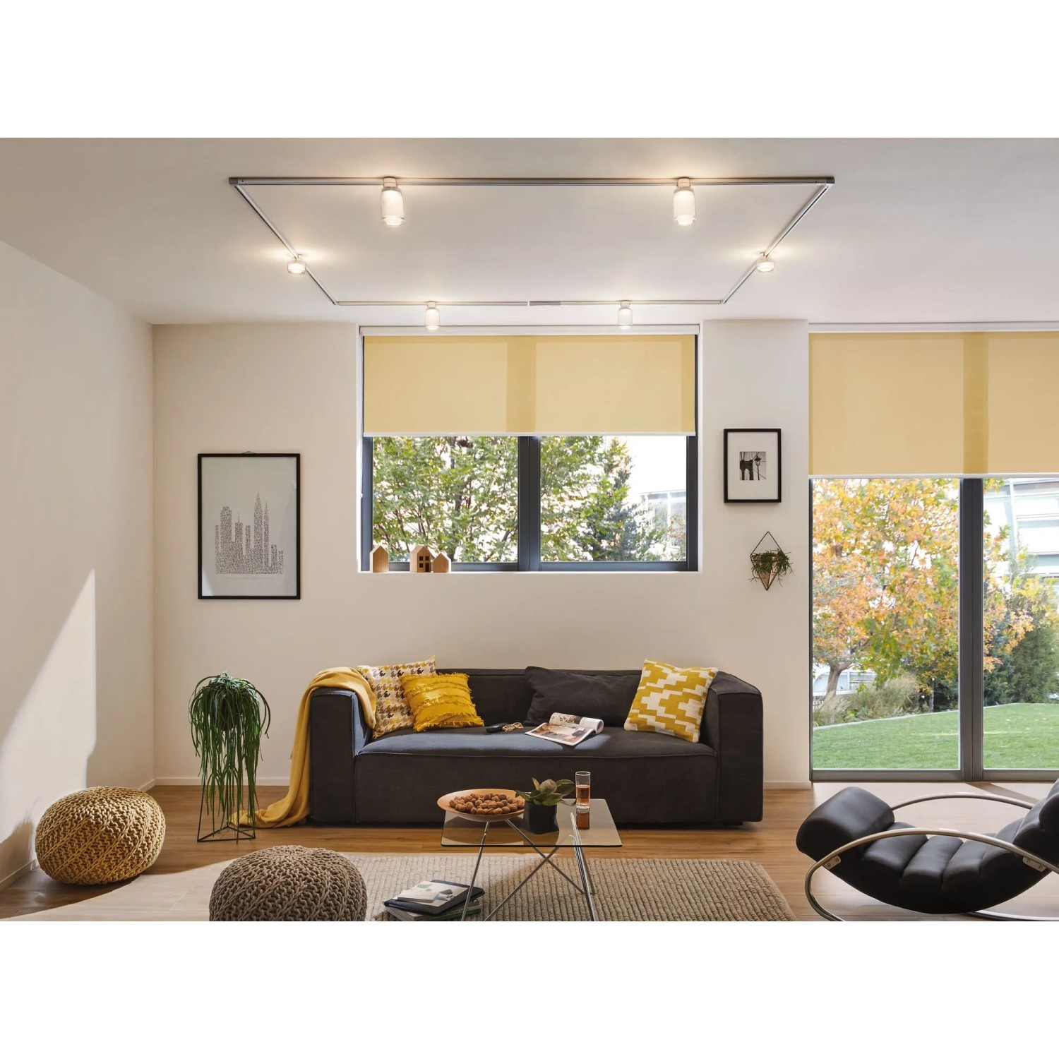Modernes Wohnzimmer mit Paulmann LED-URail Schienensystem und Topa Dot Spots für warmes Licht.