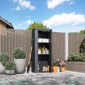 Offener anthrazitfarbener Weide Noble Gartenschrank aus Stahl, 600 L Stauraum, gefüllt mit Gartenzubehör auf einer Terrasse.