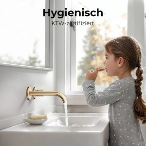 Goldene Emke Waschtischarmatur für Wandmontage, Wasser fließt in weißes Waschbecken. Ein Kind putzt Zähne.