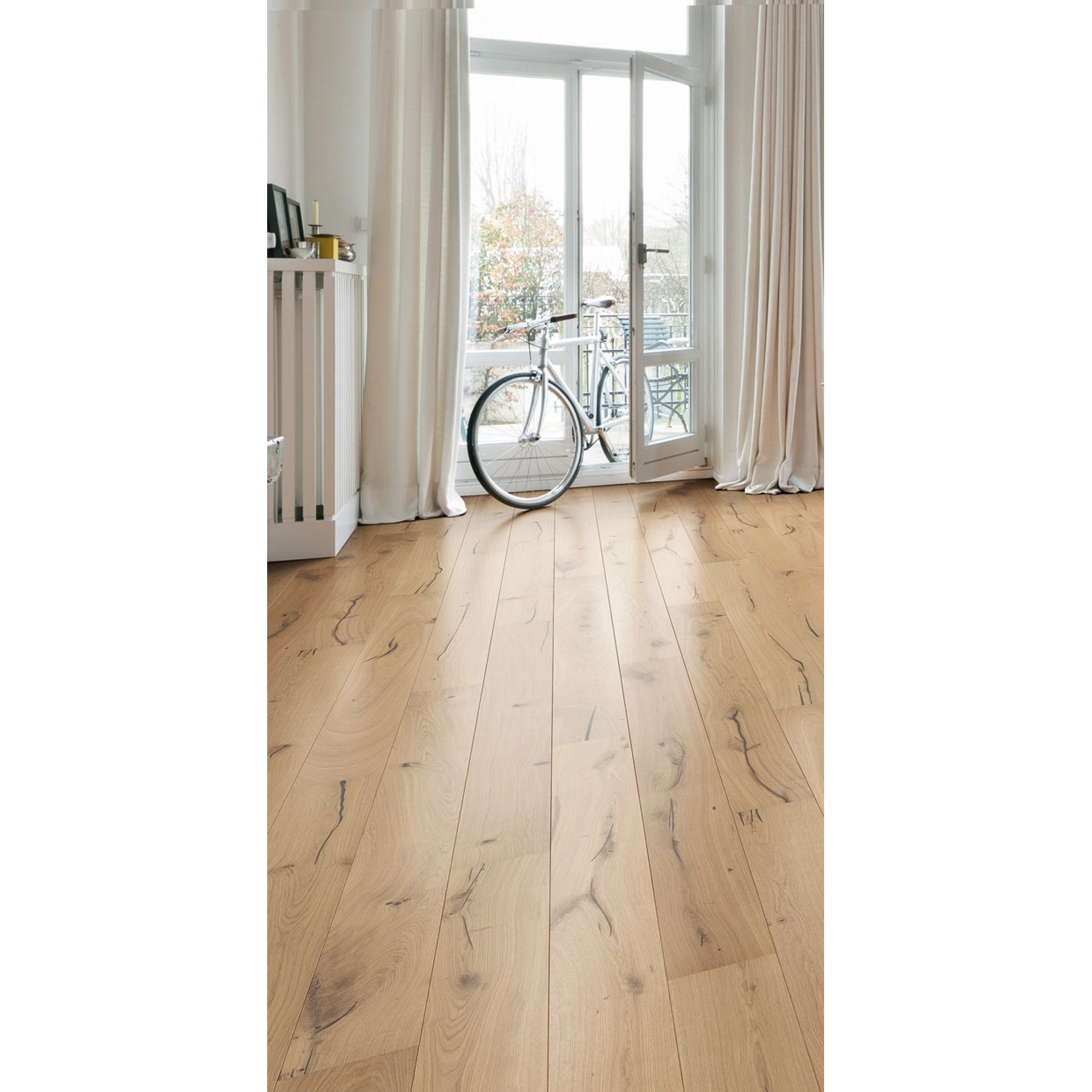 Heller Living by Haro Parkett Eiche Weiß Nevada, strukturiert, geölt, im Wohnraum verlegt.