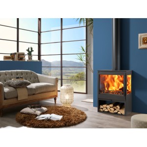 Panadero Kaminofen Ambar 3V EcoDesign aus Stahl mit Holzfach und brennendem Feuer.