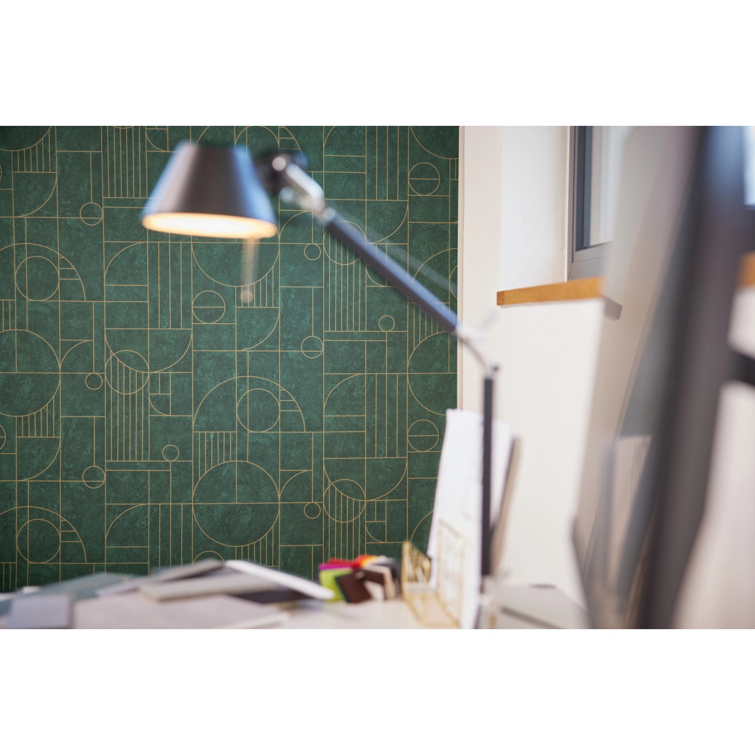 Vliestapete mit geometrischem Muster in Opalgrün und Gold für stilvolle Wände.