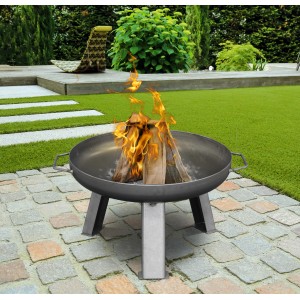 Buschbeck Feuerschale XS (Ø 55cm) aus Eisen mit brennendem Holz im Garten.