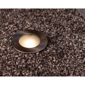 Lutec LED-Bodeneinbaustrahler Strata im Kiesbett. Edelstahl-Design mit warmweißem Licht.