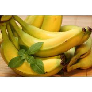 Gelbe Bananen mit frischer Bananen-Minze. Küchenkräuter für Desserts und Süßspeisen.
