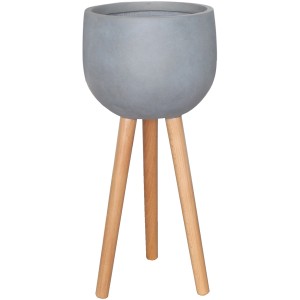 Grauer Pflanztopf (Ø 30 cm) aus Fibreclay auf drei hellen Holzfüßen.