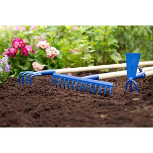 LUX Rechen Classic mit 14 Zinken und Schraubsystem im Beet.