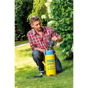 Mann nutzt Gloria AutoPump Set Drucksprühgerät zur Pflanzenpflege im Garten.