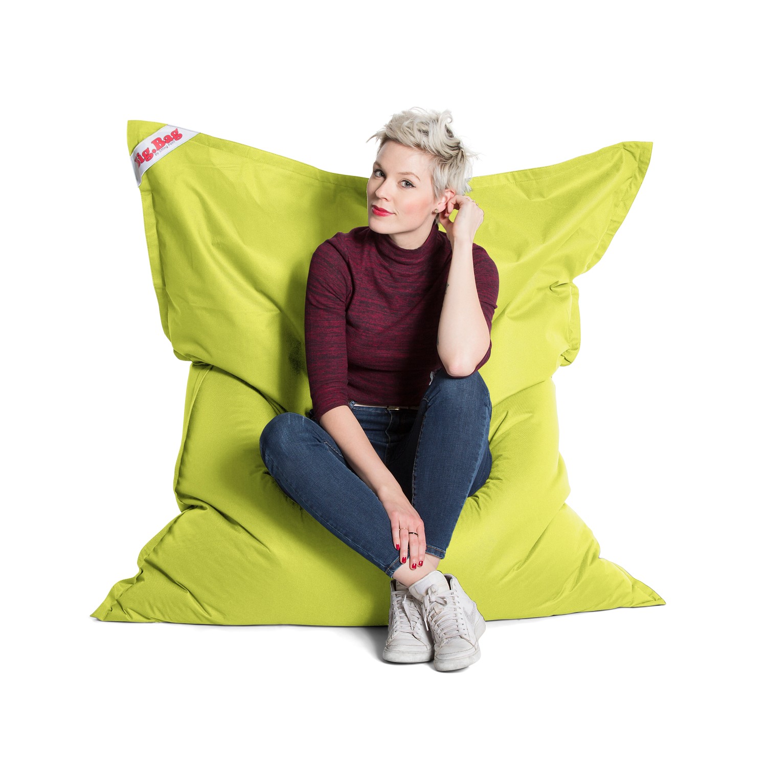 Frau sitzt auf großem, grünem Sitting Point Sitzsack Big Bag Brava mit 380 l Volumen.