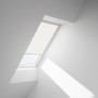 Beiges Velux Sichtschutzrollo RFL C02 1086S, manuell bedienbar am Dachfenster.