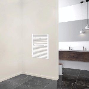 Weißer Schulte Design-Heizkörper Köln mit Handtuchhalter im modernen Bad.