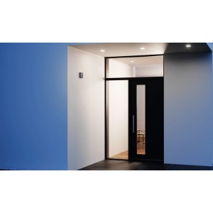 Steinel Bewegungsmelder IS 180 digi in Anthrazit an einer Hauswand neben einer Tür.