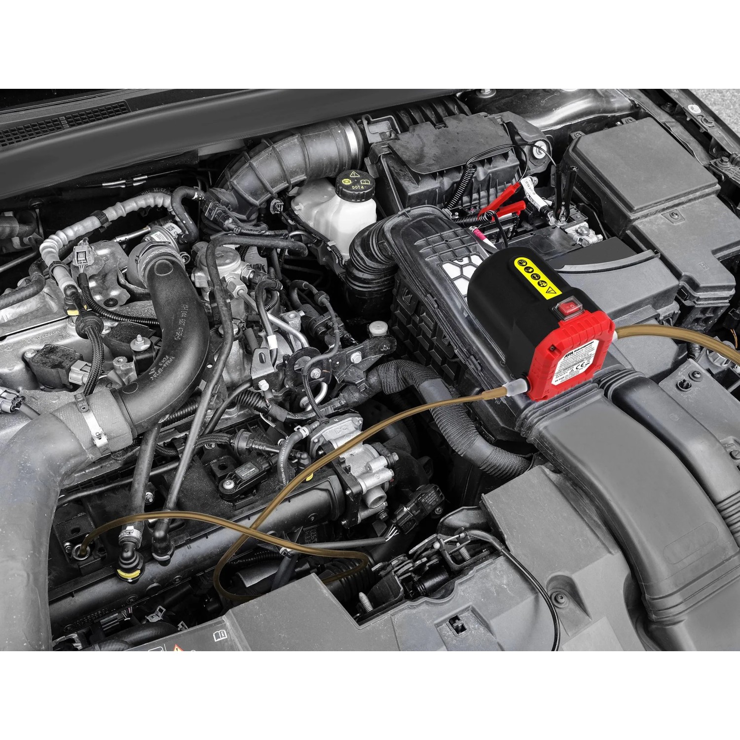 APA Ölabsaugpumpe 12V im Einsatz im Motorraum eines Autos.
