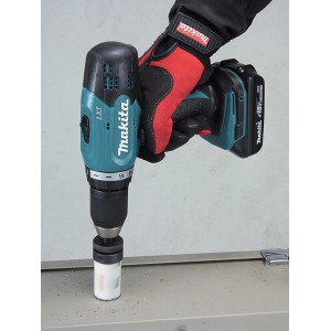 Makita Akku-Bohrschrauber DDF453RFE im Einsatz mit Lochsäge.