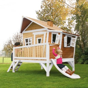 Axi Emma Spielhaus mit Rutsche, braun-weiß, für Kinder zum Spielen im Garten.