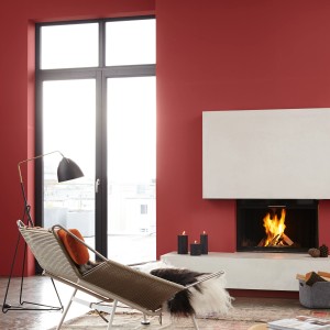 Wohnraum in Rot gestrichen mit Alpina Feine Farben No. 22 Befreiter Feuervogel®.