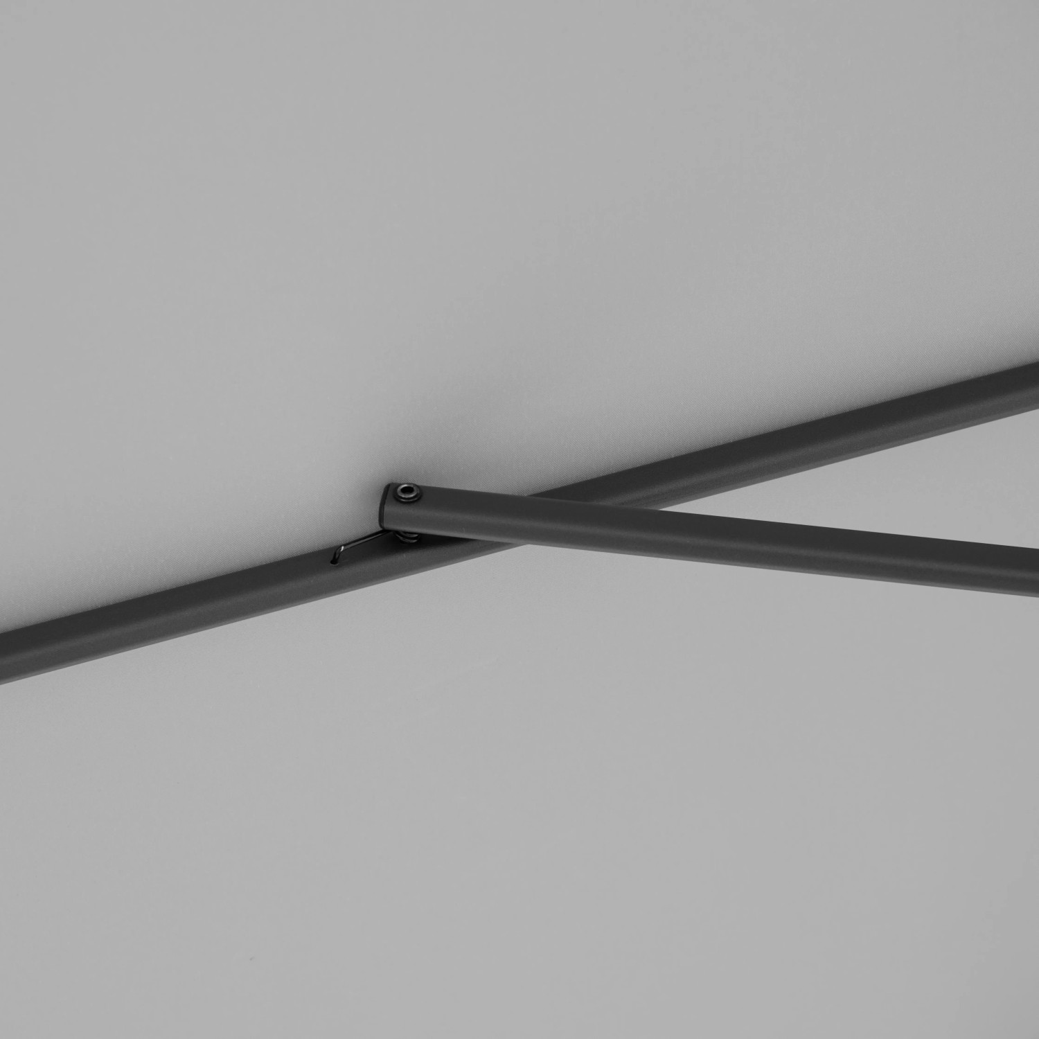 Detailaufnahme: Hellgrauer Doppler Ampelschirm MyZone, 210x210 cm, mit Dreh- und Neigungsfunktion.