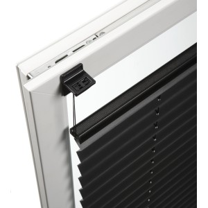 Gardinia Plissee Concept Klebeträger in Schwarz am Fensterrahmen befestigt.