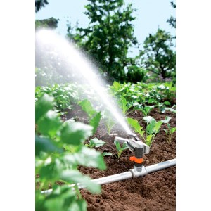 Gardena Premium Regnerkopf bewässert Rasenfläche. Impuls-, Kreis- und Sektorenregner im Einsatz.