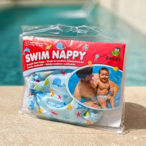 Freds Swim Academy Schwimmwindel, blau, Größe 1 (4-9kg), mit kindlichem Meeresmuster in Verpackung.