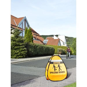 3D-Straßenwarnschild "Spielende Kinder" in Orange-Schwarz für mehr Sicherheit im Straßenverkehr.