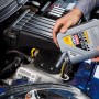 Liqui Moly Top Tec 4100 5W-40 Motoröl wird in einen Motor eingefüllt.