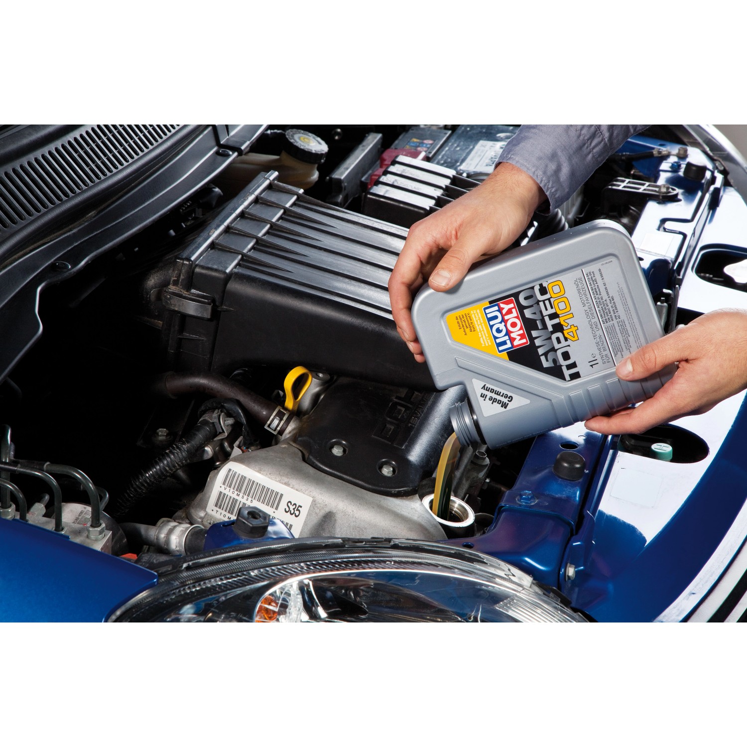 Liqui Moly Top Tec 4100 5W-40 Motoröl wird in einen Motor eingefüllt.