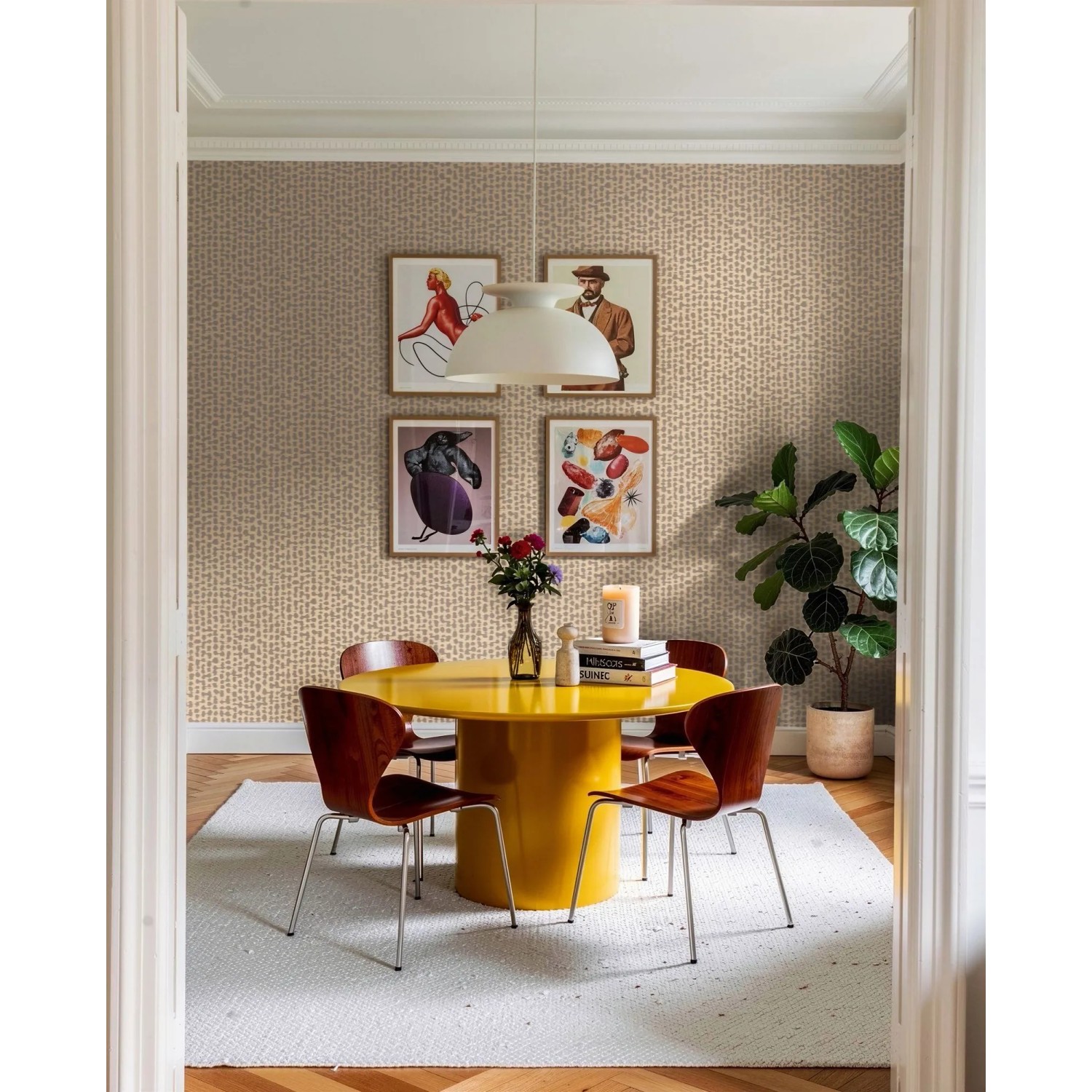 Dekorative Vliestapete Beige Grau mit Leopardenmuster und Metallic-Effekt. Ideal für moderne Wohnräume.
