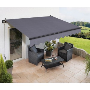 Anthrazitfarbene Gelenkarmmarkise Aventura 3x2m spendet Schatten auf Terrasse mit Gartenmöbeln.