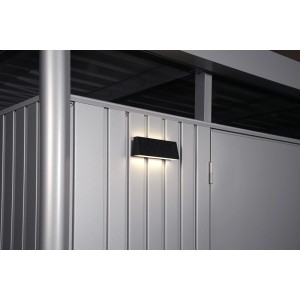 Biohort Solarleuchte am Gerätehaus: Kabellose LED-Beleuchtung mit Helligkeitssensor für Gartenhäuser.