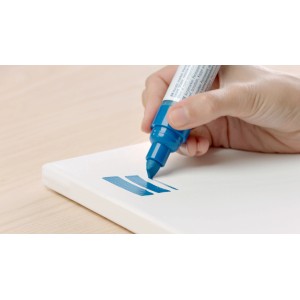 Edding 5000 Acrylmarker in Enzianblau beim Malen auf Leinwand. Breite Keilspitze.