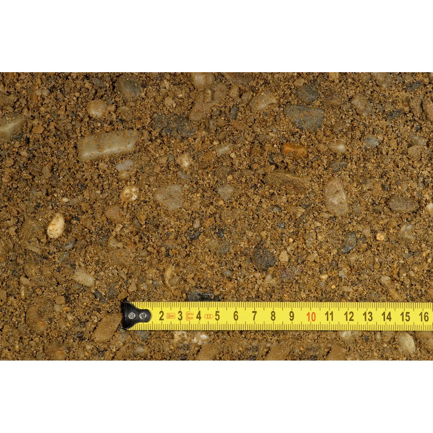 Betonschotter 0-16mm im Big Bag (1000kg), Nahaufnahme mit Zollstock zur Größenanzeige.