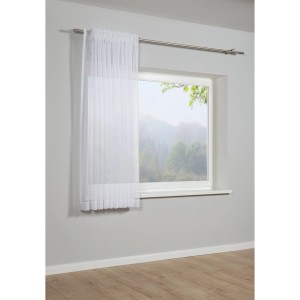 Weißer Bennetti Schal Voile mit Gardinenband am Fenster. Transparenter Fenstervorhang.
