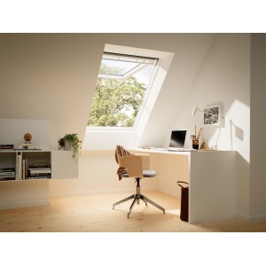 Helles Dachzimmer mit weißem Velux Klapp-Schwing-Fenster GPL MK08 78x140 cm, geöffnet.