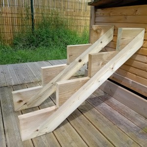 Zwei Vinuovo Treppenwangen aus KDI Holz mit 4 Stufen für Gartentreppen, auf Holzdeck, Höhe 68cm.