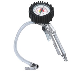 Einhell Reifenfüller mit Manometer aus dem Druckluftwerkzeug-Set für Kompressoren.