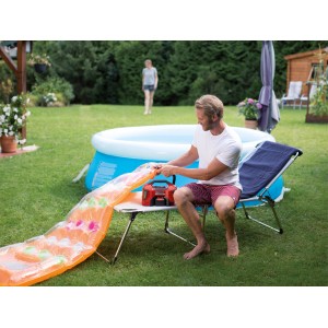 Einhell Hybrid-Kompressor Pressito beim Aufpumpen einer Luftmatratze im Garten.