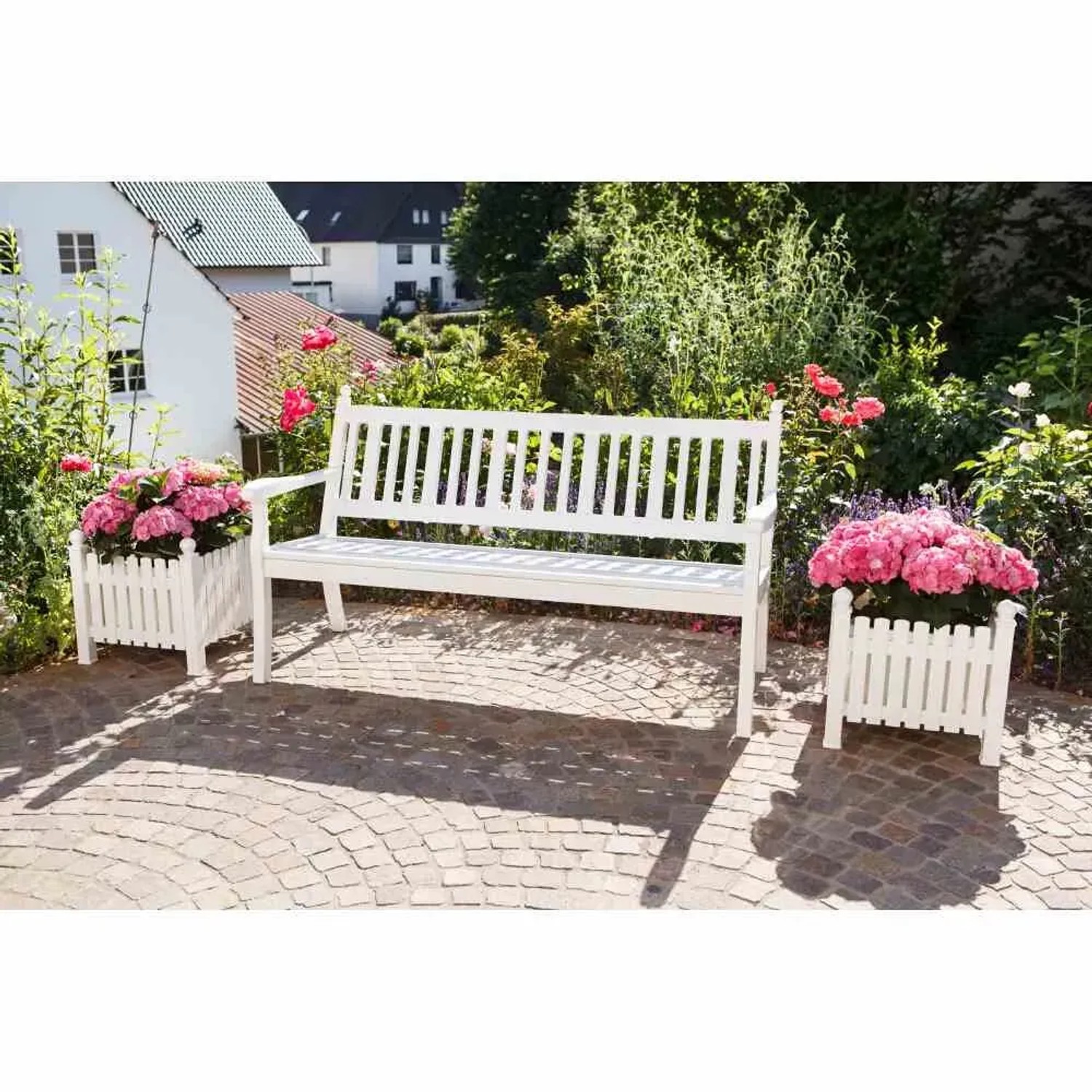 Weiße Blome Gartenbank Hohenzollern, 3-Sitzer mit Blumenkästen im Garten.