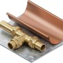 Dachrinnenset aus Kupfer: Kupferrohr, T-Stück aus Messing und verzinkte Platte.
