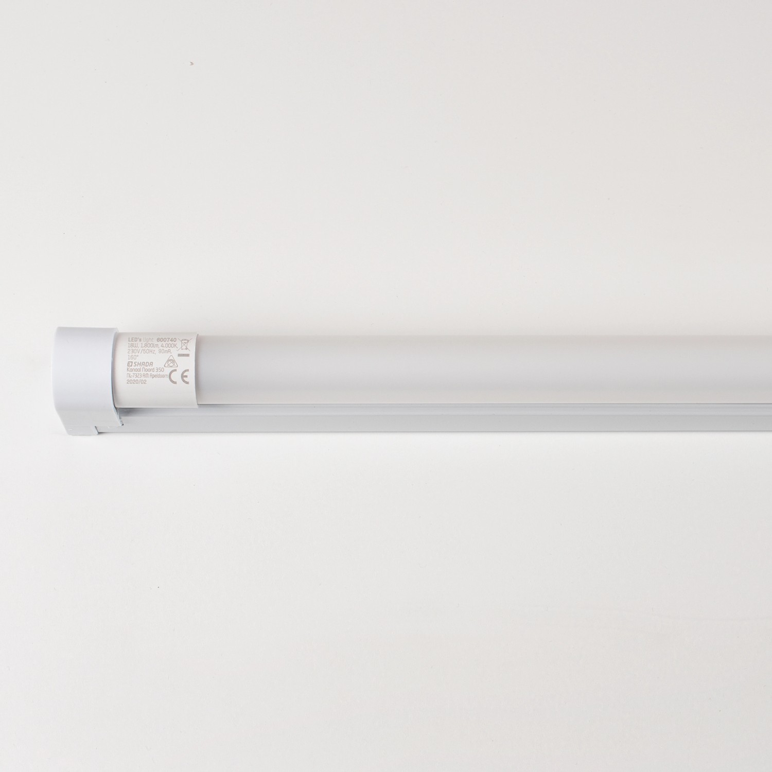 Graue LED-Unterbauleuchte, 9W, 60cm, neutralweißes Licht für Hobbyraum, Büro oder Keller.
